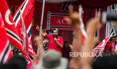 Ketua Umum Partai Aceh (PA) Muzakir Manaf menyampaikan orasi politik saat kampanye akbar Partai Aceh di lapangan Hiraq, Lhokseumawe, Aceh, Ahad (7/4/2019).