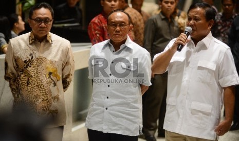  Ketua Umum Partai Amanan Nasional (PAN) Zulkifli Hasan (kiri) bersama Ketua Umum Partai Golkar Aburizal Bakrie (tengah) dan Ketua Dewan Pembina Partai Gerindra Prabowo Subianto (kanan) memberikan pernyataan kepada media setelah melakukan pertemuan tertutu