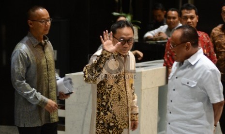 Ketua Umum Partai Amanan Nasional (PAN) Zulkifli Hasan (kedua kiri) melambaikan tangan setelah memberikan keterangan kepada media bersama Ketua Umum Partai Golkar Aburizal Bakrie (kanan) di Bakrie Tower, Jakarta, Kamis (3/9).