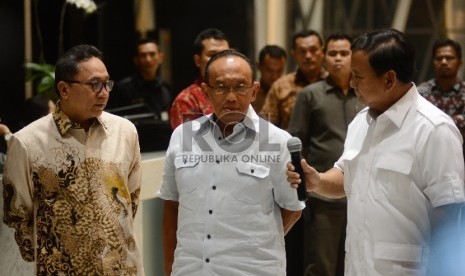 Ketua Umum Partai Amanan Nasional (PAN) Zulkifli Hasan (kiri) bersama Ketua Umum Partai Golkar Aburizal Bakrie (tengah) dan Ketua Dewan Pembina Partai Gerindra Prabowo Subianto (kanan) memberikan pernyataan kepada media setelah melakukan pertemuan tertutup