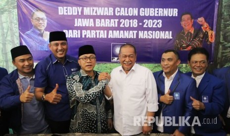 Ketua Umum Partai Amanat Nasaional (PAN) Zulkifli Hasan berjabat tangan dengan Calon Gubernur Jawa Barat Deddy Mizwar, di Kota Bandung, Rabu (25/10).