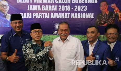 Ketua Umum Partai Amanat Nasaional (PAN) Zulkifli Hasan berjabat tangan dengan Calon Gubernur Jawa Barat Deddy Mizwar, di Kota Bandung, Rabu (25/10).