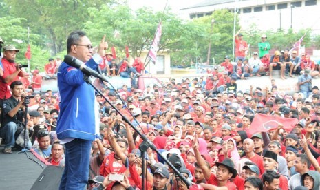 Ketua Umum Partai Amanat Nasional (PAN), Zulkifli Hasan ketika berkampanye di Lumajang, Jawa Timur