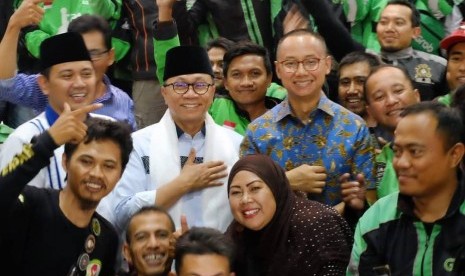 Ketua Umum Partai Amanat Nasional (PAN) Zulkifli Hasan dan Sekjen Eddy Soeparno sedang menemui warga Cianjur, Jawa Barat, Kamis (7/2).