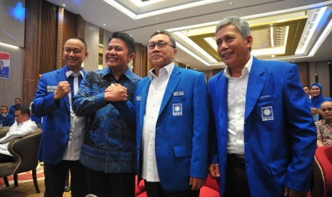 Ketua Umum Partai Amanat Nasional (PAN) Zulkifli Hasan (dua kanan), Ketua DPD PAN Sumsel Iskandar (kanan), Sekjen DPP PAN Eddy Soeparno, dan bakal calon gubernur Sumatera Selatan dukungan PAN Herman Deru berfoto bersama pada pembukaan Rapat Kerja Wilayah (Rakerwil) PAN Sumsel di Hotel Excelton Palembang, Rabu (4/10).