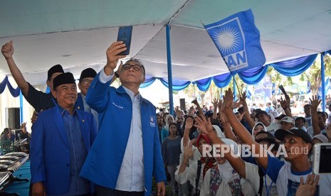 Ketua Umum Partai Amanat Nasional (PAN) Zulkifli Hasan (kedua kiri) berswafoto bersama kader PAN. (ilustrasi)