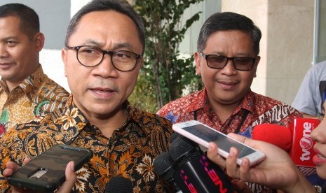 Ketua Umum Partai Amanat Nasional (PAN) Zulkifli Hasan (kiri) didampingi Sekjen PDI Perjuangan Hasto Kristiyanto (kanan) menjawab pertayaan wartawan seusai melakukan pertemuan di Kantor DPP PDI Perjuangan, Jakarta, Kamis (18/8). 