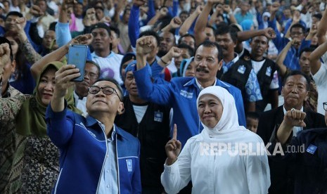 Ketua Umum Partai Amanat Nasional (PAN) Zulkifli Hasan (kiri) bersama Calon Gubernur Jatim Khofifah Indar Parawansa (kanan) melakukan swafoto saat kegiatan bertajuk Cangkruk Bareng Zulhasan di Kediri, Jawa Timur, Senin (23/4).