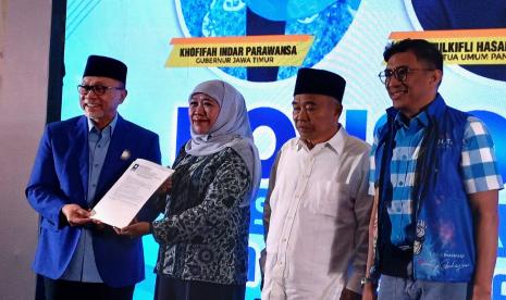 Ketua Umum Partai Amanat Nasional (PAN) Zulkifli Hasan menyerahkan surat rekomendasi kepada Gubernur Jawa Timur, Khofifah Indar Parawansa untuk kembali maju pada Pilgub Jatim 2024. Surat rekomendasi tersebut diserahkan Zulkifli di sela acara konsolidasi calon legislatif dari PAN yang digelar di Hotel Sheraton Surabaya, Senin (4/12/2023).