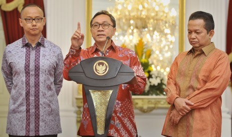  Ketua Umum PAN Zulkifli Hasan didampingi Ketua MPP Soetrisno Bachir (kanan) serta Sekjen Eddy Soeparno (kanan), memberikan keterangan terkait bergabungnya PAN dengan koalisi partai pendukung pemerintah, Jakarta, Selasa (2/9). (Antara/Yudhi Mahatma)