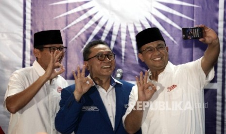 Ketua Umum Partai Amanat Nasional (PAN) Zulkifli Hasan (tengah) berswafoto bersama pasangan Calon Gubernur dan Wakil GUbernur DKI Jakarta Anies Baswedan (kanan)-Sandiaga Uno (kiri) di kantor DPP PAN, Jakarta, Rabu (22/3) 