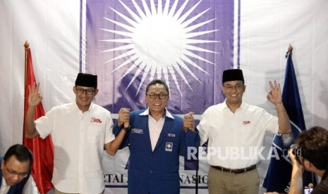 Ketua Umum Partai Amanat Nasional (PAN) Zulkifli Hasan (tengah) berfoto bersama pasangan Calon Gubernur dan Wakil Gubernur DKI Jakarta Anies Baswedan (kanan)-Sandiaga Uno (kiri) di kantor DPP PAN, Jakarta, Rabu (22/3) .