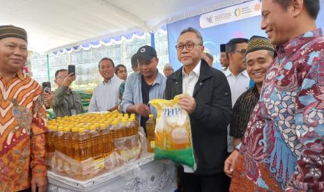 Ketua Umum Partai Amanat Nasional Zulkifli Hasan (Zulhas) lagi-lagi memberikan bantuan bahan pokok untuk masyarakat. Kali ini, Zulhas memberikan bantuan berupa traktiran beras dan minyak goreng untuk warga. Kali ini, warga yang mendapatkan traktiran dari Zulhas adalah warga Semarang, Jawa Tengah.