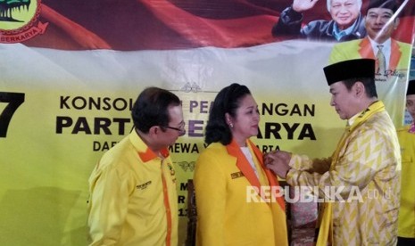 Ketua Umum Partai Berkarya Hutomo Mandala Putra (Tommy Soeharto) dan Sekjen Partai Berkarya Priyo Budi Santoso berfoto bersama dengan Siti Hediati Hariyadi (Titiek Soeharto) yang baru bergabung ke Partai Berkarya di Yogyakarta, Senin (11/6).