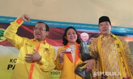 Ketua Umum Partai Berkarya Hutomo Mandala Putra (Tommy Soeharto) dan Sekjen Partai Berkarya Priyo Budi Santoso berfoto bersama dengan Siti Hediati Hariyadi (Titiek Soeharto) yang baru bergabung ke Partai Berkarya di Yogyakarta, Senin (11/6).