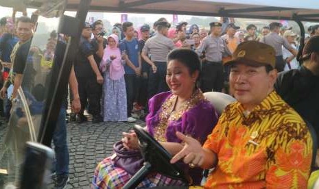 Ketua Umum Partai Berkarya Hutomo Mandala Putra (Tommy Soeharto) dan Siti Hediati Hariyadi (Titiek Soeharto) mengikuti karnaval deklarasi kampanye damai di Monas, Jakarta, Ahad (23/9). 