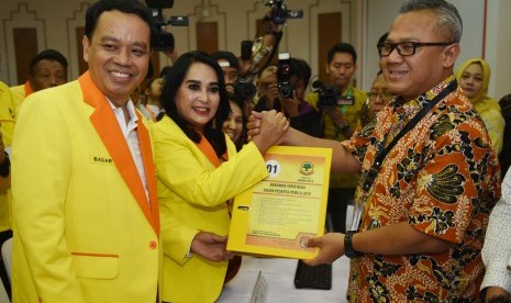 Ketua Umum Partai Berkarya Neneng A Tutty (kedua kiri) didampingi Sekjen Badaruddin Picunang (kiri) menyerahkan berkas pendaftaran partai kepada Ketua KPU Arief Budiman (kanan) di KPU Pusat, Jakarta, Jumat (13/10).