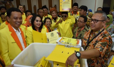 Ketua Umum Partai Berkarya Neneng A Tutty (kedua kiri) didampingi Sekjen Badaruddin Picunang (kiri) menyerahkan berkas pendaftaran partai kepada Ketua KPU Arief Budiman (kanan) di KPU Pusat, Jakarta,