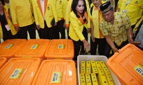 Ketua Umum Partai Berkarya Neneng A Tutty (kiri) mengambil berkas saat mendaftarkan partainya di KPU Pusat, Jakarta, Jumat (13/10).