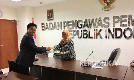 Ketua Umum Partai Bulan Bintang (PBB), Yusril Ihza Mahendra, melaporkan dugaan pelanggaran administrasi dalam pendaftaran parpol calon peserta Pemilu 2019 ke Bawaslu, Selasa (24/10). PBB menyerahkan puluhan boks berkas administrasi sebagai alat bukti pelaporan. 