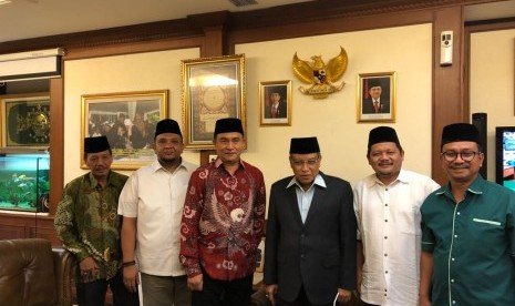 Ketua Umum Partai Bulan Bintang (PBB), Yusril Ihza Mahendra menemui Ketua Umum Pengurus Besar Nahdlatul Ulama (PBNU), Said Aqil Siradj, Sabtu (3/3).