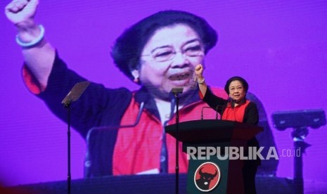 Ketua Umum Partai Demokrasi Indonesia (PDI) Perjuangan, Megawati Soekarnoputri menyampaikan pidato politiknya saat penutupan Rapat Kerja Nasional (Rakernas) I PDIP 2016 di di Hall D2 Pekan Raya Jakarta, Kemayoran, Jakarta, Selasa (12/1). 