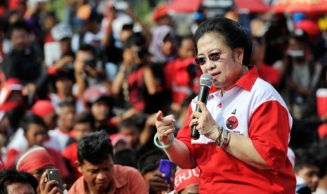  Ketua Umum Partai Demokrasi Indonesia Perjuangan (PDIP), Megawati Soekarnoputri menyampaikan orasi politik saat kampanye akbar di Alun Alun Sukoharjo, Sukoharjo, Jawa Tengah, Sabtu (5/4).