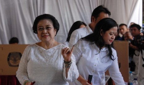  Ketua Umum Partai Demokrasi Indonesia Perjuangan (PDIP) Megawati Soekarnoputri saat menggunakan hak pilihnya di TPS 35 kediamannya, Kelurahan Kebagusan, Jakarta Selatan, Rabu (9/4). (Republika/Rakhmawaty La'lang)