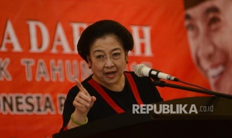 Ketua Umum Partai Demokrasi Indonesia Perjuangan (PDIP) Megawati Soekarnoputri memberikan kata sambutan sekaligus membuka Sekolah Partai Calon Kepala dan Wakil Daerah di Depok, Jawa Barat, Selasa (30/8). (Republika/Raisan Al Farisi)