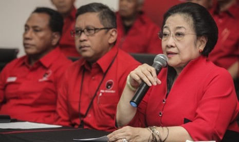 Ketua Umum Partai Demokrasi Indonesia Perjuangan (PDIP) Megawati Soekarnoputri (kanan). 