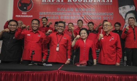 Ketua Umum Partai Demokrasi Indonesia Perjuangan (PDIP) Megawati Soekarnoputri (kedua kanan depan), Sekjen PDIP Hasto Kristiyanto (tengah depan),  berfoto bersama seusai melakukan rapat koordinasi menjelang pilkada serentak 2017 di kantor DPP PDIP, Jakarta