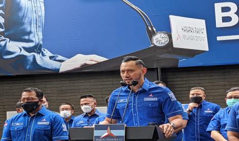 Ketua Umum Partai Demokrat, Agus Harimurti Yudhoyono (AHY) menanggapi ditolaknya hasil KLB Deli Serdang oleh Kementerian Hukum dan HAM, di Kantor DPP Partai Demokrat, Jakarta, Rabu (31/3).