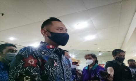 AHY Jalani Isoman Pasca Annisa Pohan Positif Covid-19. Foto:  Ketua Umum Partai Demokrat Agus Harimurti Yudhoyono (AHY) saat mendatangi Balai Kota Jakarta, Kamis (6/5). 