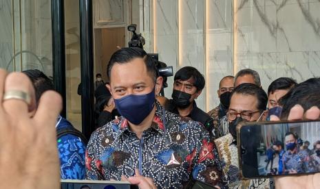 Ketua Umum Partai Demokrat, Agus Harimurti Yudhoyono (AHY) usai menemui Ketua Umum Partai Nasdem Surya Paloh di Kantor DPP Partai Nasdem, Jakarta, Selasa (29/3).