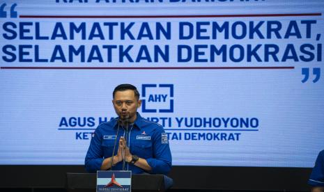 Ketua Umum Partai Demokrat Agus Harimurti Yudhoyono alias AHY menyampaikan keterangan kepada wartawan terkait Kongres Luar Biasa (KLB) Partai Demokrat yang dinilai ilegal di Jakarta, Jumat (5/3/2021). AHY mengecam KLB yang berlangsung di Deli Serdang, Sumatera Utara itu karena inkonstitusional serta meminta Kementerian Hukum dan Ham (Kemenkumham) untuk tidak mengesahkan hasil KLB yang telah memutuskan Kepala Staf Kepresidenan (KSP) Moeldoko sebagai Ketua Umum Partai Demokrat. 