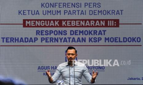 Ketua Umum Partai Demokrat Agus Harimurti Yudhoyono alias AHY menyampaikan keterangan kepada wartawan terkait pernyataan Kepala Staf Kepresidenan Moeldoko di Jakarta, Senin (23/3/2021). AHY menyatakan bahwa Moeldoko saat ini mencari pembenaran atas kebohongan yang terus dilakukannya bersama kubu versi kongres luar biasa (KLB) Deli Serdang, Sumatera Utara. 