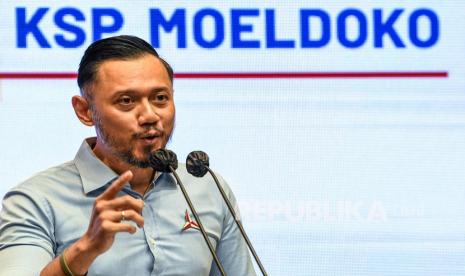 Ketua Umum Partai Demokrat Agus Harimurti Yudhoyono alias AHY menyampaikan keterangan kepada wartawan terkait pernyataan Kepala Staf Kepresidenan Moeldoko di Jakarta, beberapa waktu lalu.