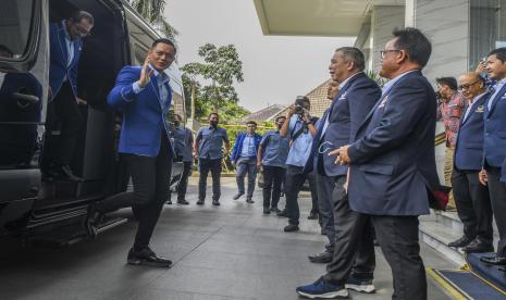 Ketua Umum Partai Demokrat Agus Harimurti Yudhoyono (kedua kiri) disambut Wakil Ketua Umum NasDem Ahmad Ali (kedua kanan) saat tiba di Kantor DPP Nasdem, Jakarta, Kamis (23/6/2022). 