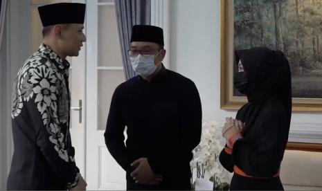 Ketua Umum Partai Demokrat Agus Harimurti Yudhoyono (kiri), Rabu (8/6), menyampaikan ucapan belasungkawa kepada Gubernur Jawa Barat Ridwan Kamil (tengah) atas wafatnya putra pertama Emmeril Kahn Mumtadz di Swiss.