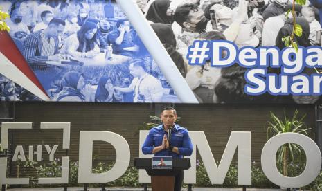 Ketua Umum Partai Demokrat Agus Harimurti Yudhoyono memberi salam sebelum menyampaikan tanggapan terkait kasus hukum yang menjerat Gubernur Papua yang juga Ketua DPD Partai Demokrat Papua Lukas Enembe di Kantor DPP Partai Demokrat, Jakarta, Kamis (29/9/2022). Partai Demokrat menonaktifkan Lukas Enembe dari jabatan Ketua DPD Partai Demokrat Papua dan digantikan sementara oleh Wakil Ketua DPD Partai Demokrat Papua Willem Wandik, sebagai bentuk konsisten mendukung setiap upaya penegakan hukum termasuk kasus korupsi.