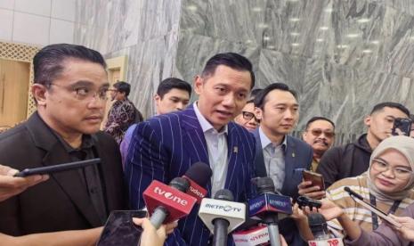 Ketua Umum Partai Demokrat Agus Harimurti Yudhoyono (tengah) di Kompleks Parlemen, Senayan, Jakarta Pusat, Kamis (10/10/2024).