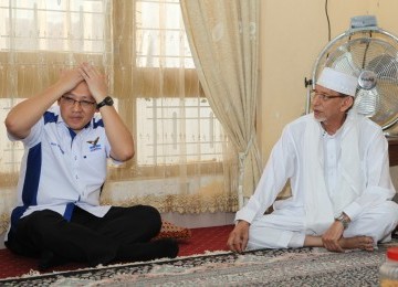 Ketua Umum Partai Demokrat Anas Urbaningrum berbincang akrab dengan Ketua Ulama Alkhairat Habib Saggaf Aljufri (kanan) di Palu, Sabtu (17/9).