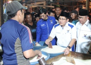 Ketua Umum Partai Demokrat, Anas Urbaningrum  didampingi Sekjen PD, Edhie Bhaskoro yudhoyono dan sejumlah pengurus DPP PD berdialog dengan pedagang di Pasar Serdang, Kemayoran, Jakarta Pusat, Sabtu 27 Agustus 2011.