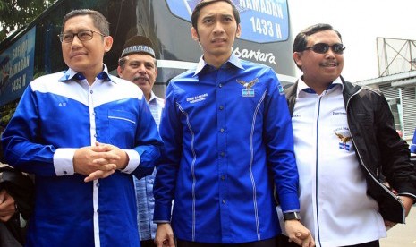 Ketua Umum Partai Demokrat Anas Urbaningrum (kiri) bersama Sekjennya Edhie Baskoro Yudhoyono (tengah) serta Wakil Ketua Komisi IV Herman Khaeron (kanan)