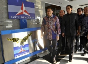 Ketua Umum Partai Demokrat Anas Urbaningrum (kiri) didampingi para petinggi Partai Demokrat.