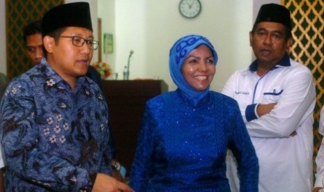 Ketua Umum Partai Demokrat (kiri) bersama dengan Wasekjen Partai Demokrat Nurhayati Ali Assegaf (tengah)