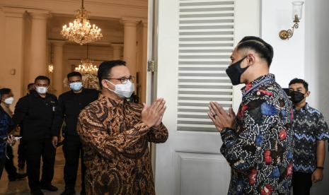 Ketua Umum Partai Demokrat (PD) Agus Harimurti Yudhoyono (kanan) memberi salam pada Gubernur DKI Jakarta Anies Baswedan (kiri) saat silaturahmi di Balai Kota DKI Jakarta, Jakarta Pusat, Kamis (6/5/2021).