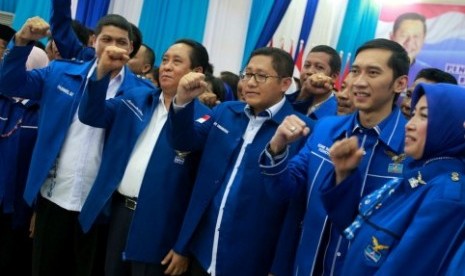 Ketua Umum Partai Demokrat (PD) Anas Urbaningrum (tengah) didampingi Sekjen Edhie Baskoro (dua kanan)