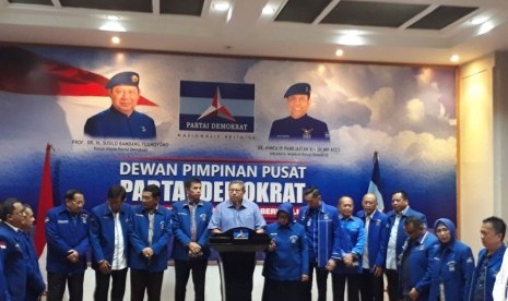 Ketua Umum Partai Demokrat Susilo Bambang Yudhoyono bersama Dewan Pimpinan Pusat (DPP) Partai Demokrat memberikan keterangan pers sebelum rapat internal di Kantor DPP Partai Demokrat, Wisma Proklamasi 41 Menteng, Jakarta Pusat, Senin (30/10).