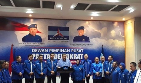 Ketua Umum Partai Demokrat Susilo Bambang Yudhoyono bersama Dewan Pimpinan Pusat (DPP) Partai Demokrat 